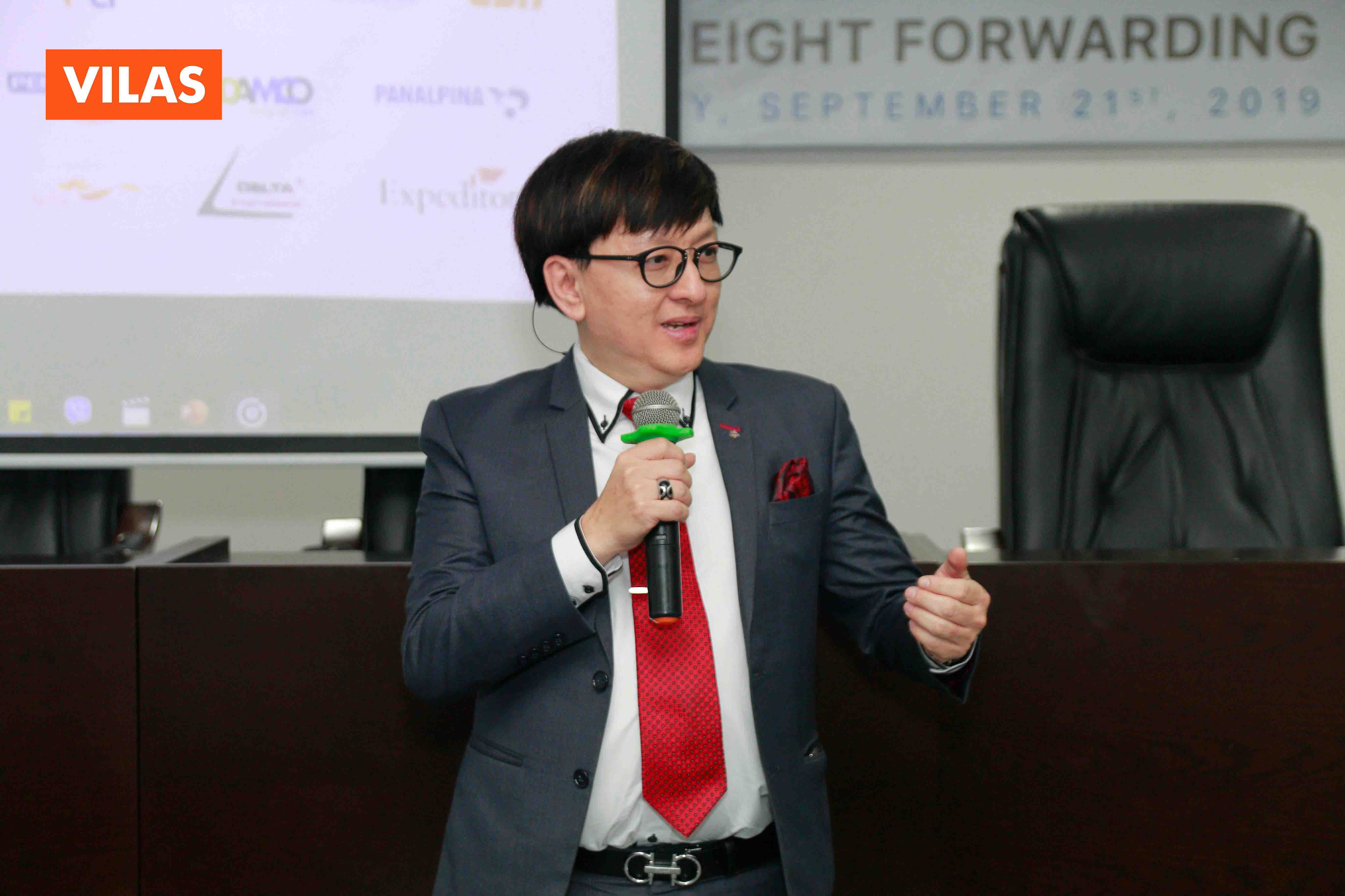 Ông Thomas Sim chúc mừng các sinh viên đã xuất sắc tốt nghiệp FIATA Diploma in Freight Fowarding