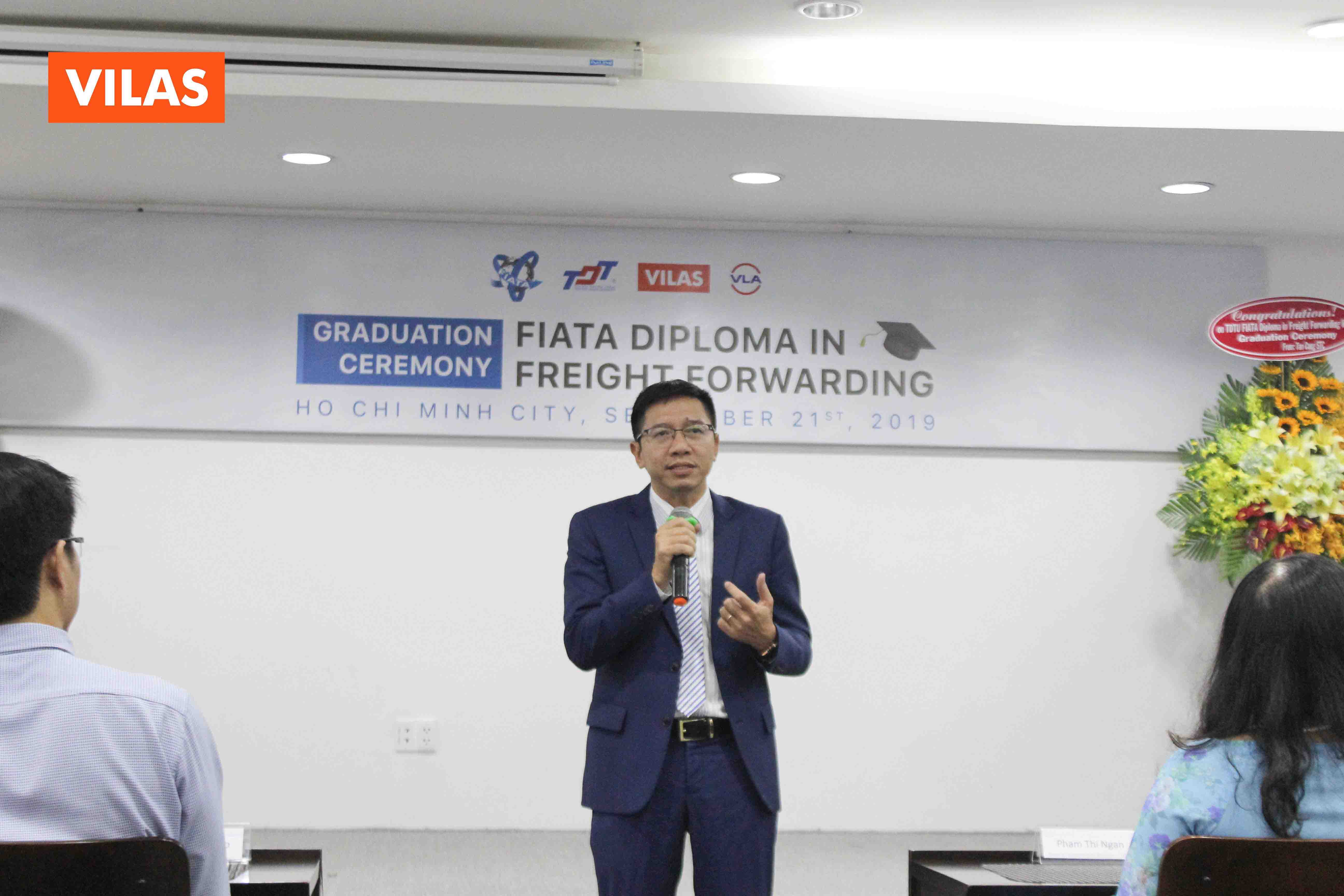 Ông Trần Chí Dũng phát biểu tại lễ tốt nghiệp