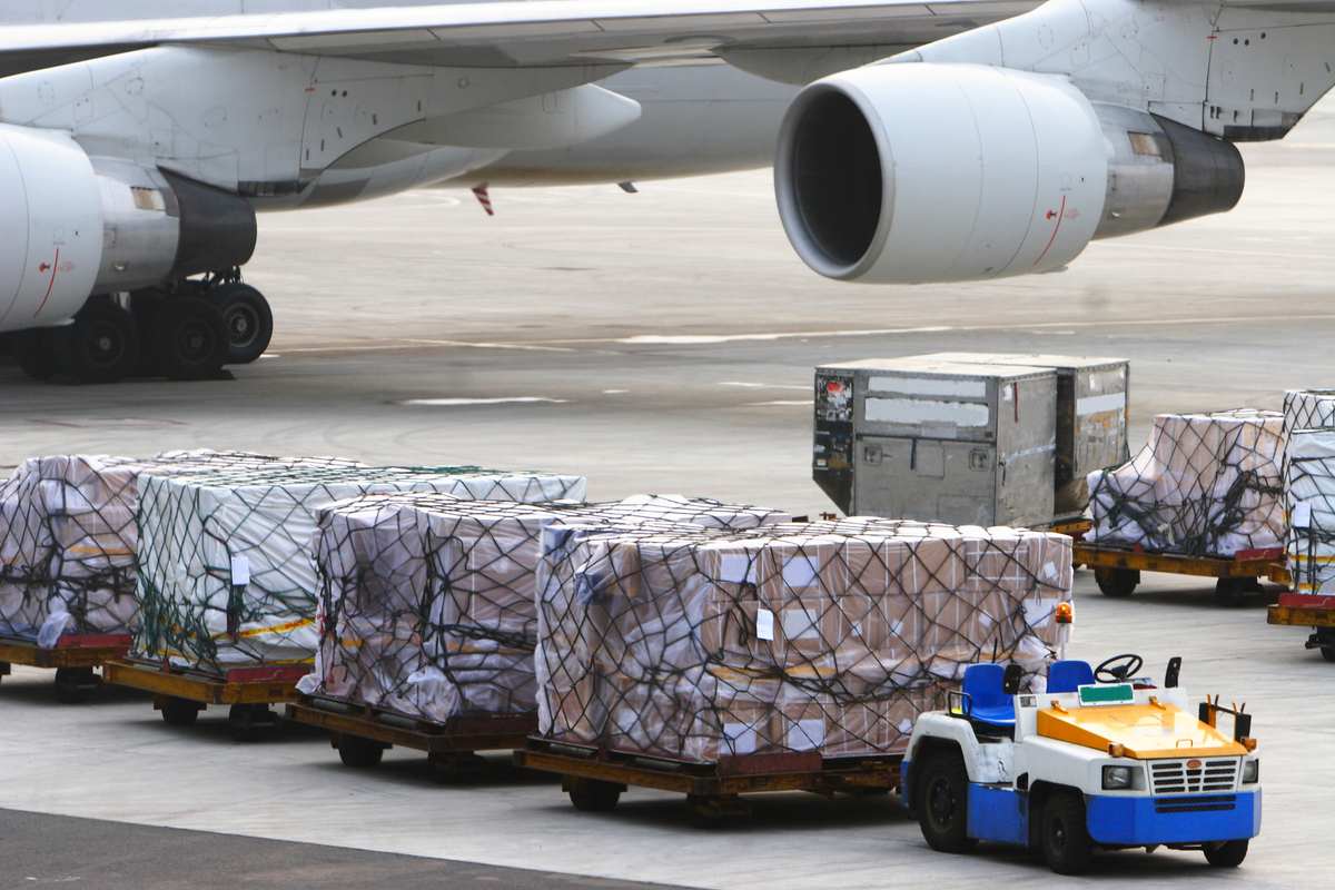 Cước vận tải và phụ phí trong vận chuyển hàng hóa hàng không